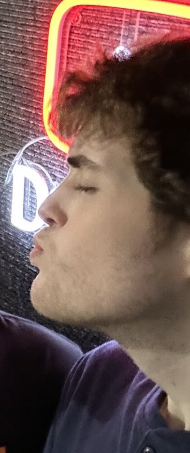 Kimowrah's tweet photo. ik george regretting booking that flight 💀 #dreamfacereveal https://t.co/I2EyedcU6I