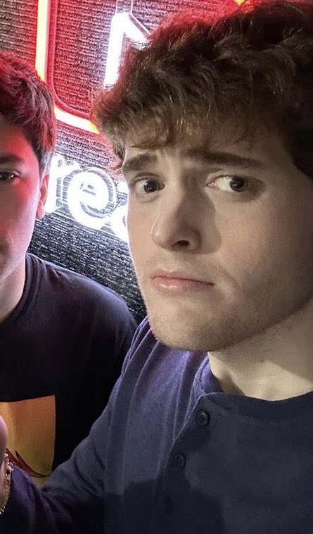 kiss4dnf's tweet photo. why does he actually look like froy tho https://t.co/kLFEHwnlRF