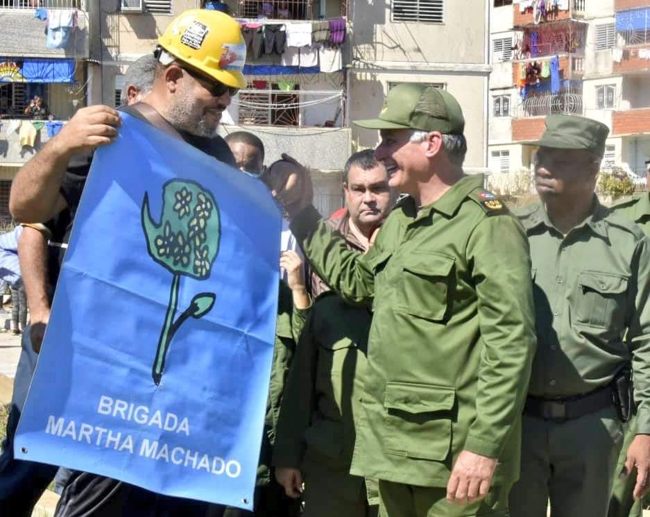carantosan's tweet photo. The Martha Machado Brigade, led by Kcho, is already in La Coloma. As in previous cyclones, as also happened when the earthquake in Haiti, the Brigade arrives to bring art, to rebuild what was damaged, and to change "the dirty into gold".
#FuerzaCuba #TodosJuntos @fernando5hicap https://t.co/0c22T5fDRZ