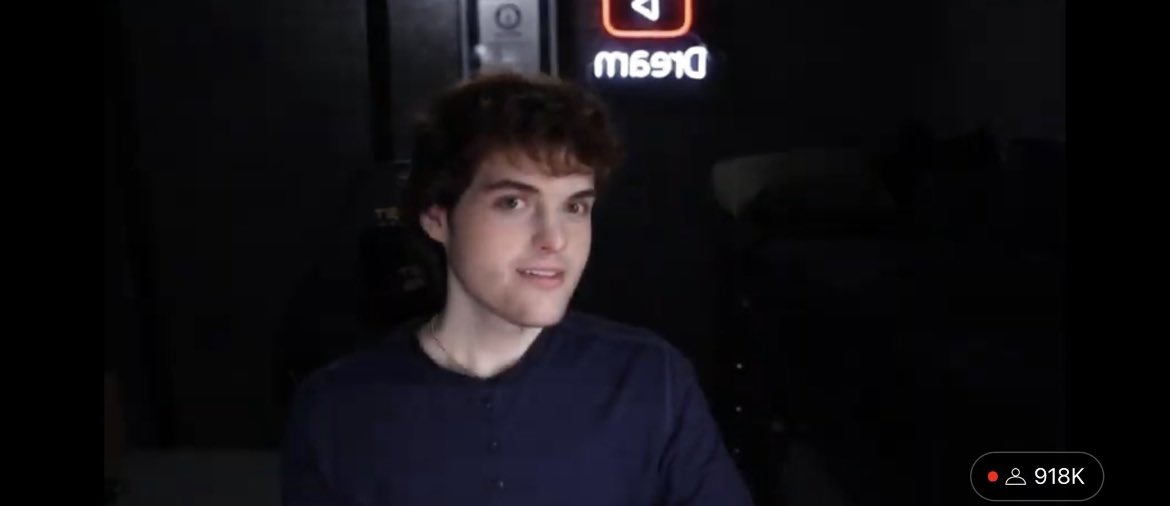 stuuoop's tweet image. He looks so close no way😭😭😭😭#HESUGLY