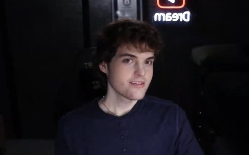 NKY5788's tweet photo. NO WAYY he looks like the prince from Shrek #dreamfacereveal  @Dream https://t.co/ItRpGlJur1