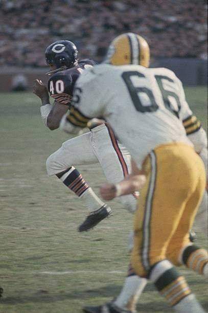 VanderlansJim's tweet photo. A #ClassicShot 📸 ✨ ... Gale Sayers vs Ray Nitschke
#NFL #1960s #Chicago #Bears #DaBears #GreenBay #Packers #GoPackGo https://t.co/DaIs4cTRmk