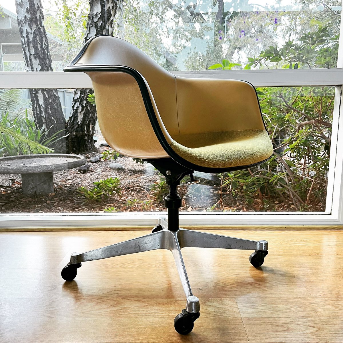 mrvincebravo's tweet photo. Herman Miller desk Chair. Yellow and yellow on yellow. • #hermanmiller #eames #shellspotting #midcentury #MidCenturyModern #midcenturydecor https://t.co/gN75a4nzbT