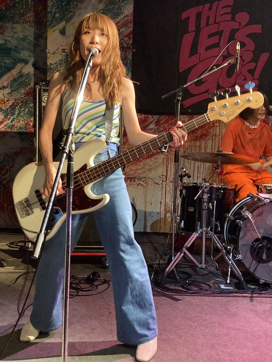 760Mugitar's tweet image. #レッツゴーズ のレコ発ライブ。新譜も聴いて前作よりもかなりポップなんだけどラモーンズぽかったりピストルズぽかったり、はたまた外道っぽいギターフレーズにキャッチーなメロディーがうまく絡められていて、COCOちゃんは凄いメロディーメイカーだなあと改めて感じた次第でございます。

#LetsGos