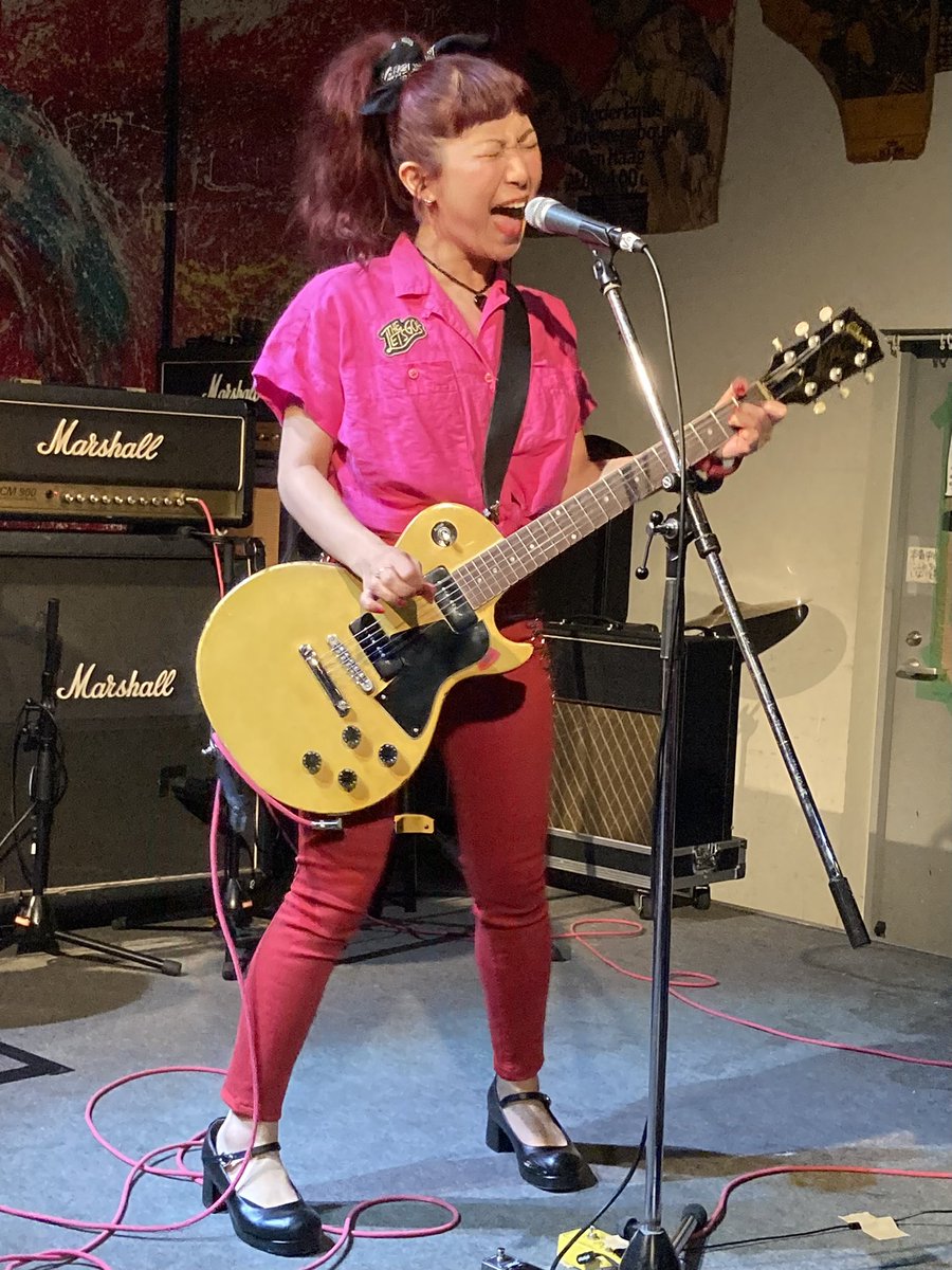 760Mugitar's tweet image. #レッツゴーズ のレコ発ライブ。新譜も聴いて前作よりもかなりポップなんだけどラモーンズぽかったりピストルズぽかったり、はたまた外道っぽいギターフレーズにキャッチーなメロディーがうまく絡められていて、COCOちゃんは凄いメロディーメイカーだなあと改めて感じた次第でございます。

#LetsGos