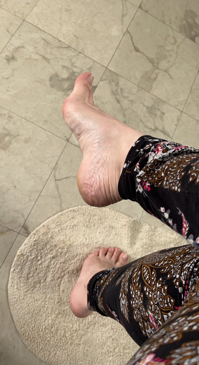 GoddessStacyxo's tweet photo. Something to dream about… My perfect feet.👣😴
I want my coffee paid for before I wake up. Who will get the honors?☕️👑
#findom #footfetish #higharchedfeet #princesstoes #goddessfeet #paypig #longtoes #spoiledprincess #coffeesub #footworship https://t.co/WlJWCWVpG0