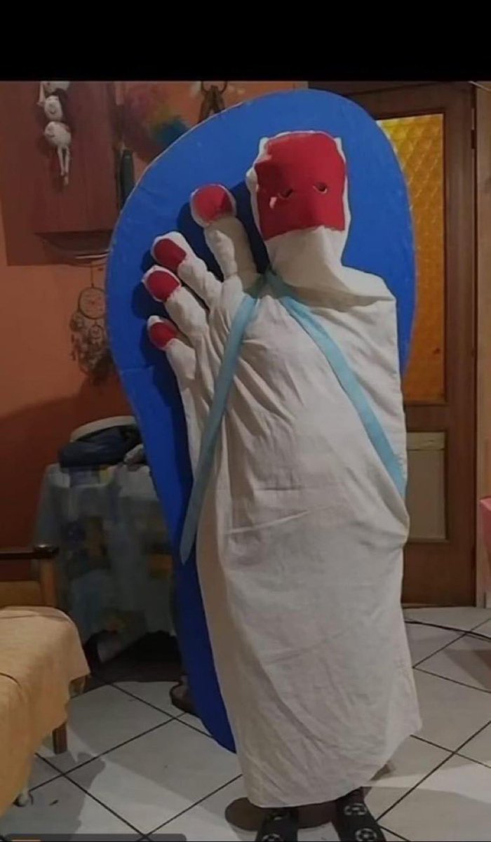 mi amix: se cancela la fiesta de disfraces 
yo: