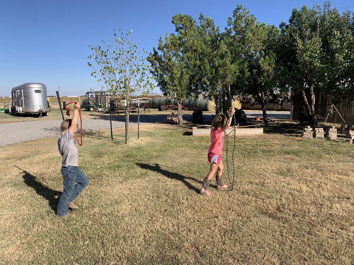 TiffDowell's tweet photo. Pretty good way to spend a Sunday afternoon. #showpractice #showsteers #miniherefords #familytime #goingshowing https://t.co/TewA8d9YdN