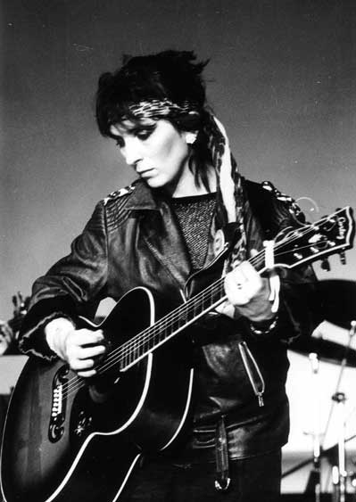 RadioTiranaPL's tweet photo. Martyna Jakubowicz - Wokalistka i gitarzystka bluesowa. Debiutowała w studenckim klubie Remont w 1977. W 1983 nagrała w krakowskim Studiu Teatr „STU” pierwszą swoją płytę Maquillage, na której znalazł się jej największy przebój W domach z betonu nie ma wolnej miłości. #MuzykaPRL https://t.co/thrpfaIjUj