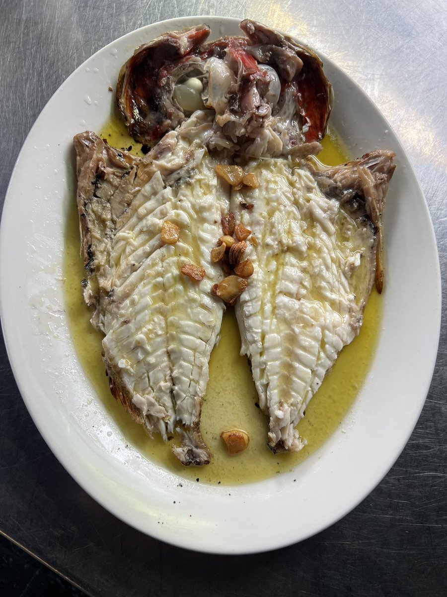 JCCapel's tweet photo. Los “cochinillos marinos del asador #Xixario, los mejores besugos de Orio. https://t.co/PaQBQkK67b https://t.co/rGIypPp2Wf