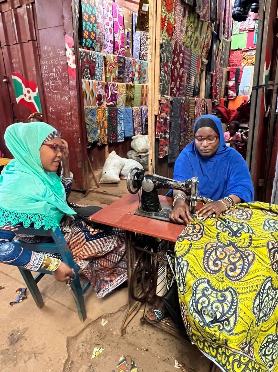 AssoTwenge's tweet photo. Desde la Asociación Twenge buscamos promover el empleo local y el empoderamiento de las mujeres de Burundi. Así, después de un arduo y meticuloso trabajo, nuestras queridas costureras burundesas han finalizado la fabricación de diversos productos.
 📸 @asociacion_twenge
(1/2) https://t.co/AlLAeabUOA