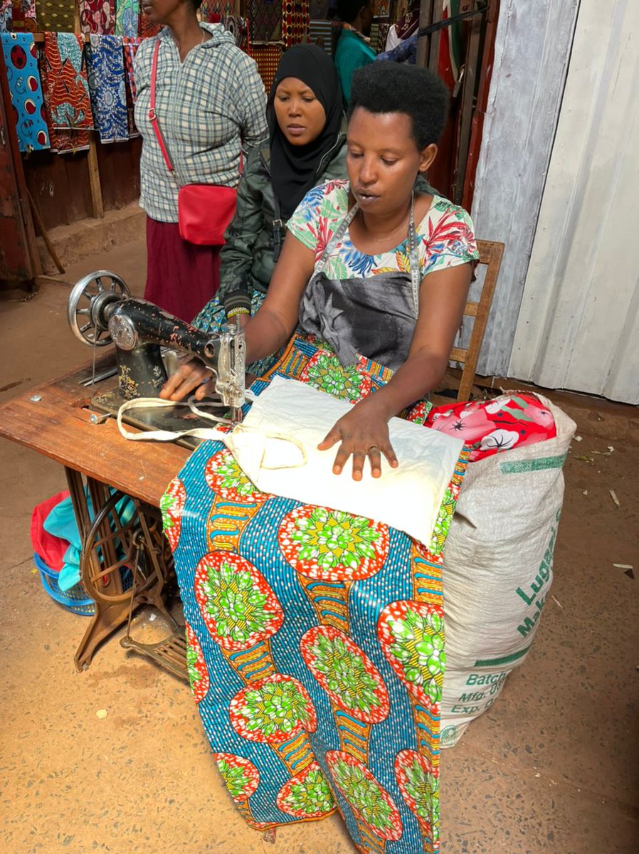 AssoTwenge's tweet photo. Desde la Asociación Twenge buscamos promover el empleo local y el empoderamiento de las mujeres de Burundi. Así, después de un arduo y meticuloso trabajo, nuestras queridas costureras burundesas han finalizado la fabricación de diversos productos.
 📸 @asociacion_twenge
(1/2) https://t.co/AlLAeabUOA
