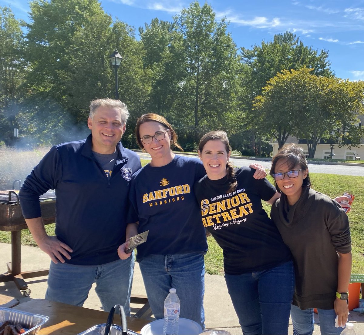 US Leadership team grilling last week for our seniors! 🌭 🍔. Class of 2023 doing a wonderful job and deserve a lunch on us. #Sanford2023 ⁦<a href="/Sanford_USHead/">ドンペンの裏側</a>⁩ ⁦<a href="/CaseyZimmer4/">Casey Zimmer</a>⁩