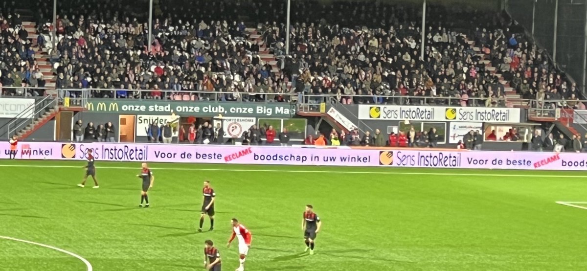 ericdijkstra's tweet photo. We waren als #SensInstoRetail weer mooi zichtbaar tijdens de topper van het noorden @FC_Emmen @scHeerenveen in een volledig gevuld en gezellig stadion #emmhee https://t.co/1iRXqCxeEG