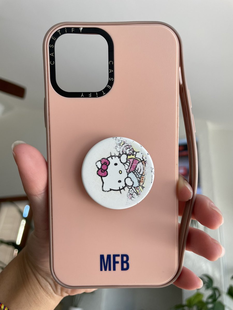 FerrerMelissa's tweet photo. @Casetify I glued this the first time it happened and here it is again falling apart… my other casetify case does this as well… not the quality I expect from that kind of price tag :( https://t.co/cWio0GQnJD