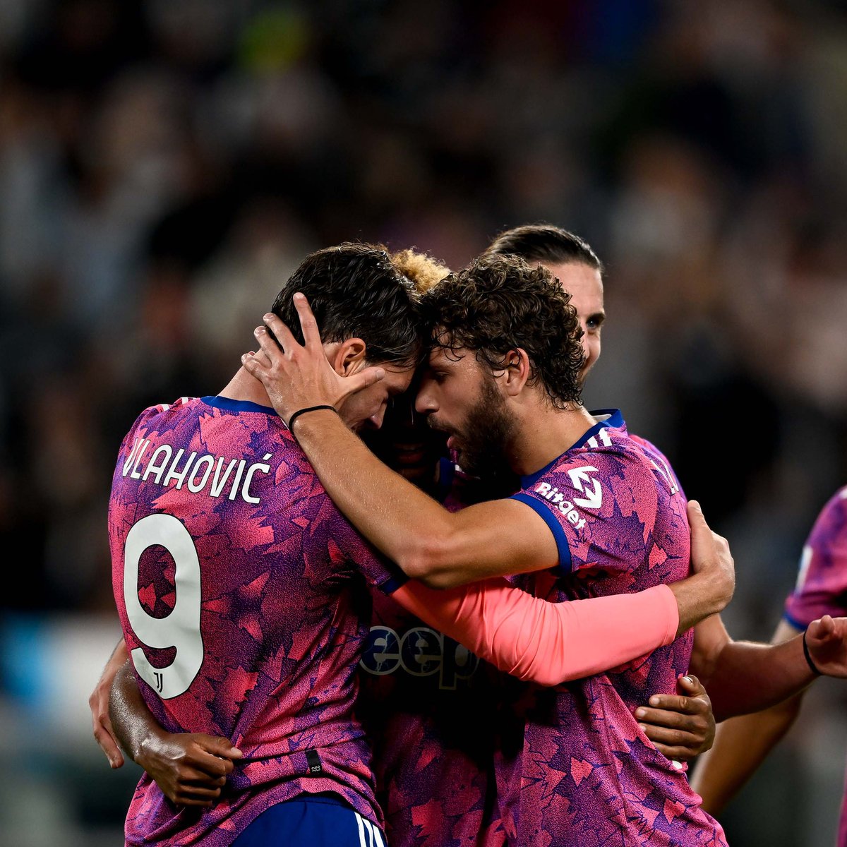 juventusfc's tweet photo. Anche questa notte, insieme 🤍🖤 https://t.co/ZW4Za5C0Yi