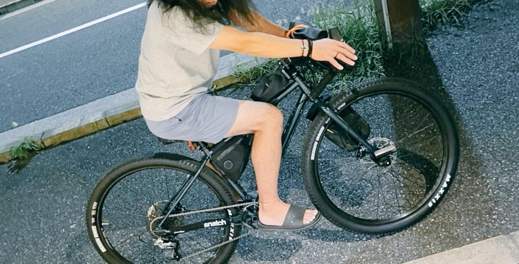 mah9un's tweet photo. お風呂上がりにふらっと友人のとこいったら、買ったばっかりだというグラベルロードという自転車乗らせてくれた。
登り坂もすいすい楽勝で全然疲れないけど、ウン十万円って原付買えちゃうじゃん、って思ってしまう(^_^;)
でもなんかちょっとハマる気持ちもわかる。
#KONA #SUTRALTD https://t.co/BqQULze9k0