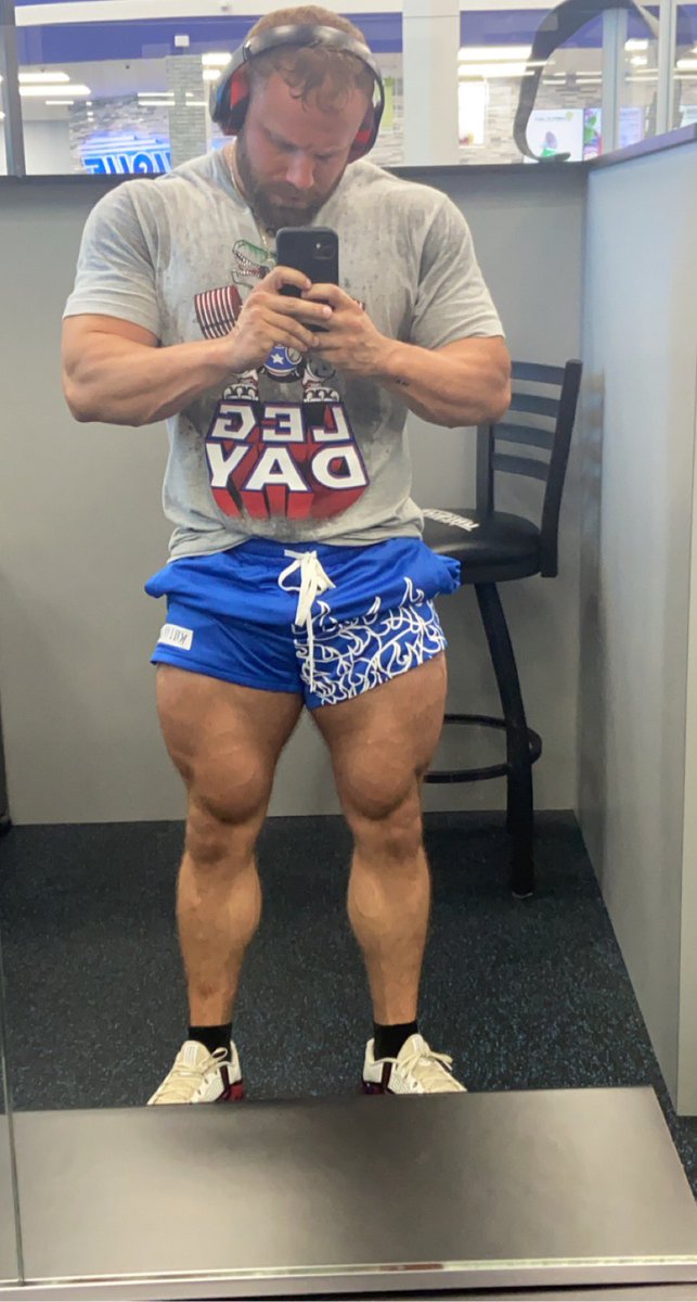 Dylan_Mattern92's tweet photo. #thicccc #thickthighsavelives #quads #killcrew #thatshirtdoe https://t.co/AkQzdKl54B