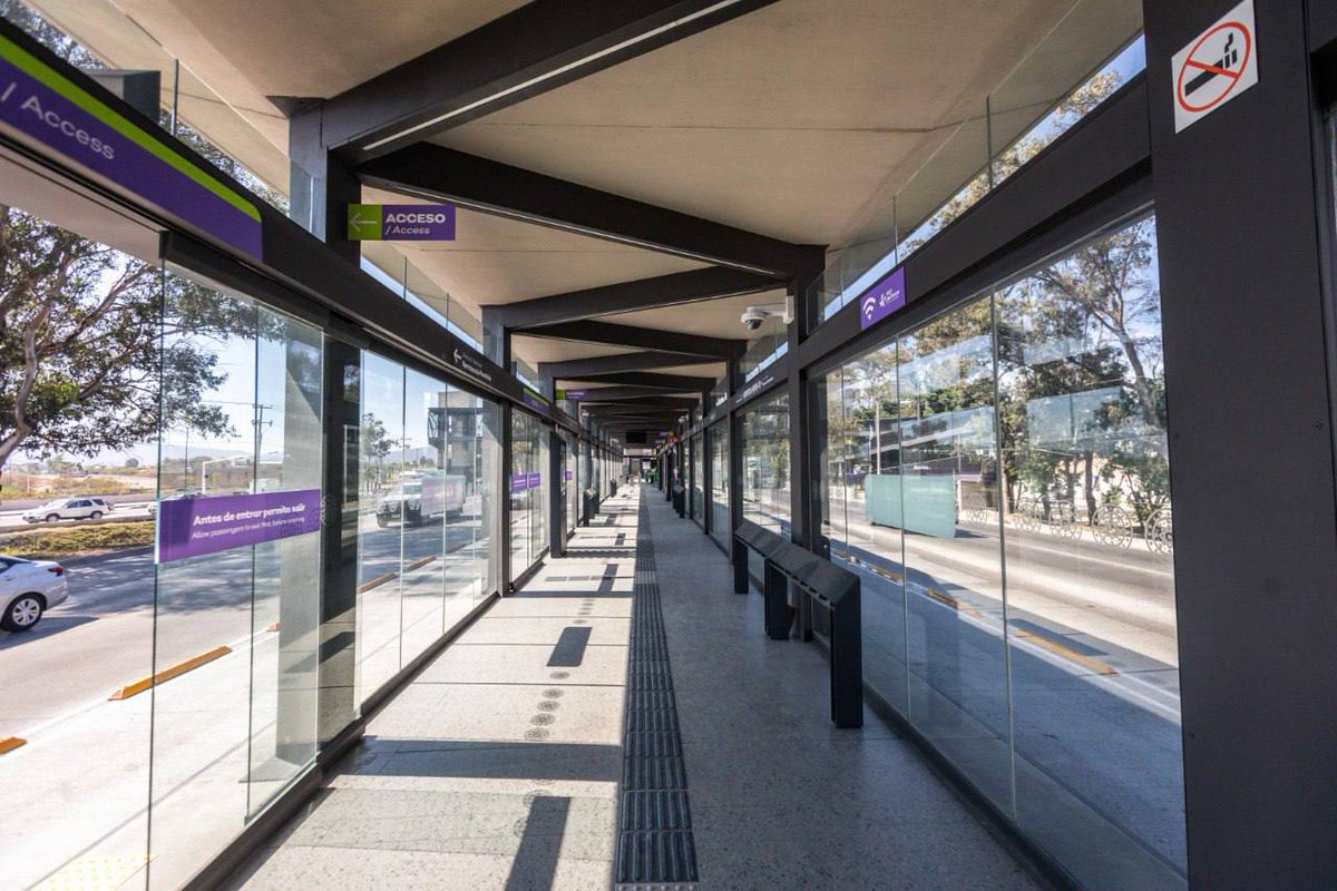 EnriqueAlfaroR's tweet photo. ¿Reconoces estas obras? Son el malecón de Punta Pérula y #MiMacro Periférico, dos obras de este Gobierno que nos llenan de orgullo, pero que ahora, además, se han vuelto reconocidas y premiadas en la XVII Bienal de Arquitectura Mexicana que organiza la @FCARMNacional. Te cuento: https://t.co/ZlFpA1voX0