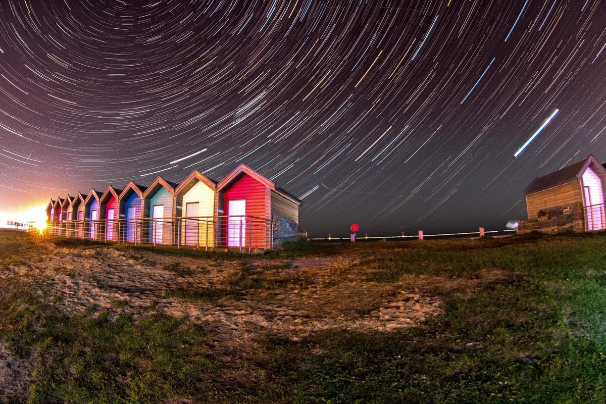 140 images stacked. Star Trails over The Beach Huts.
#StormHour #ThePhotoHour #NorthEast <a href="/BBCNEandCumbria/">BBC North East</a> <a href="/ITV/">ITV</a> #northumberland #nikon #astrostuff #nightsky #photooftheday