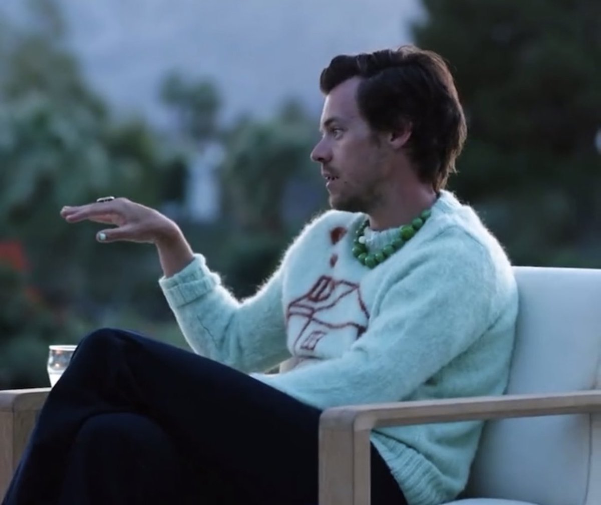 teaandfrozenpea's tweet image. 1. He wore a bluegreen Larry outfit for Apple interview. Wearing somthing Louis related to present your album, not for the first time huh?!