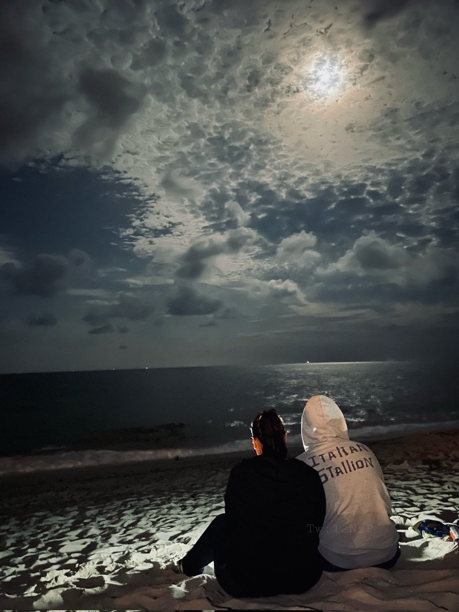lo0ve1_'s tweet photo. Me, you and the sea it's a Date ♥️ https://t.co/IuqAiwYNTt