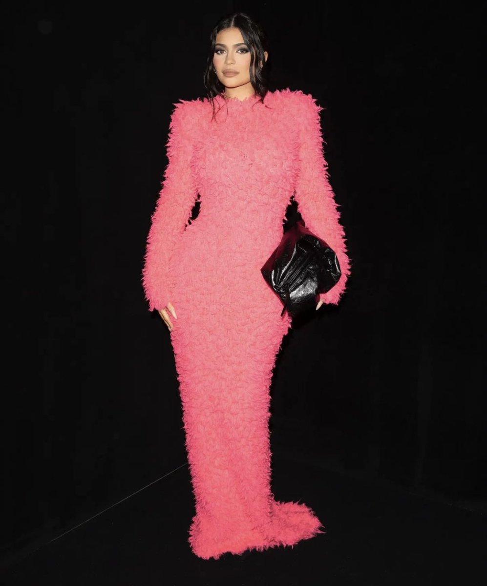 badestoutfit's tweet photo. kylie jenner ate paris fashion week https://t.co/eCDDJaxfmU