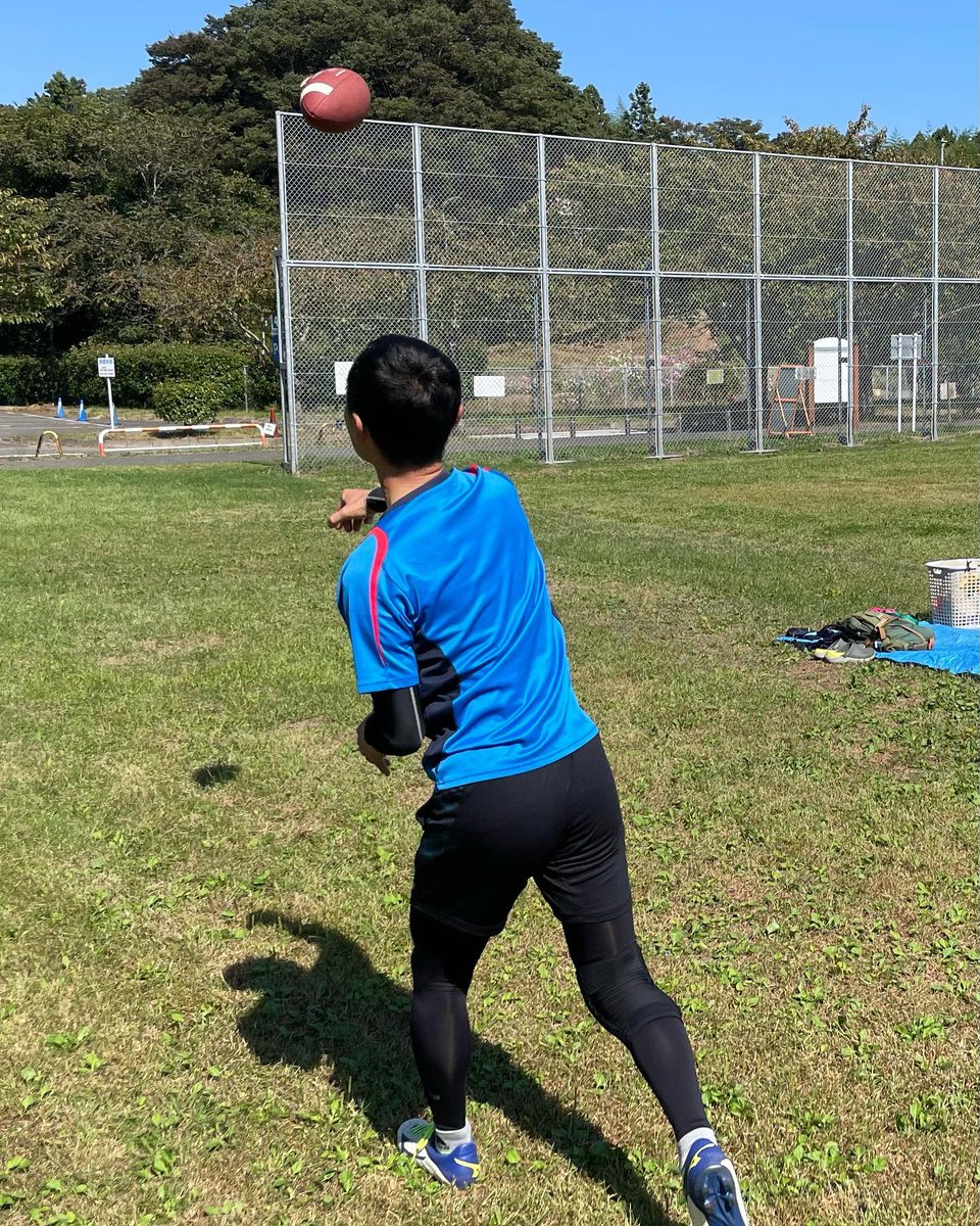 SNDthunders's tweet image. 先日の練習は4人のみ参加でしたが、内2人がQBだっため、急遽残りの2人のQB化練習に変更。

そして見事にQB化に成功。
次回の紅白戦でQBデビューか？

QBができるメンバーが増えると、もっと楽しめ …instagram.com/p/CjOg6zKBVG4/