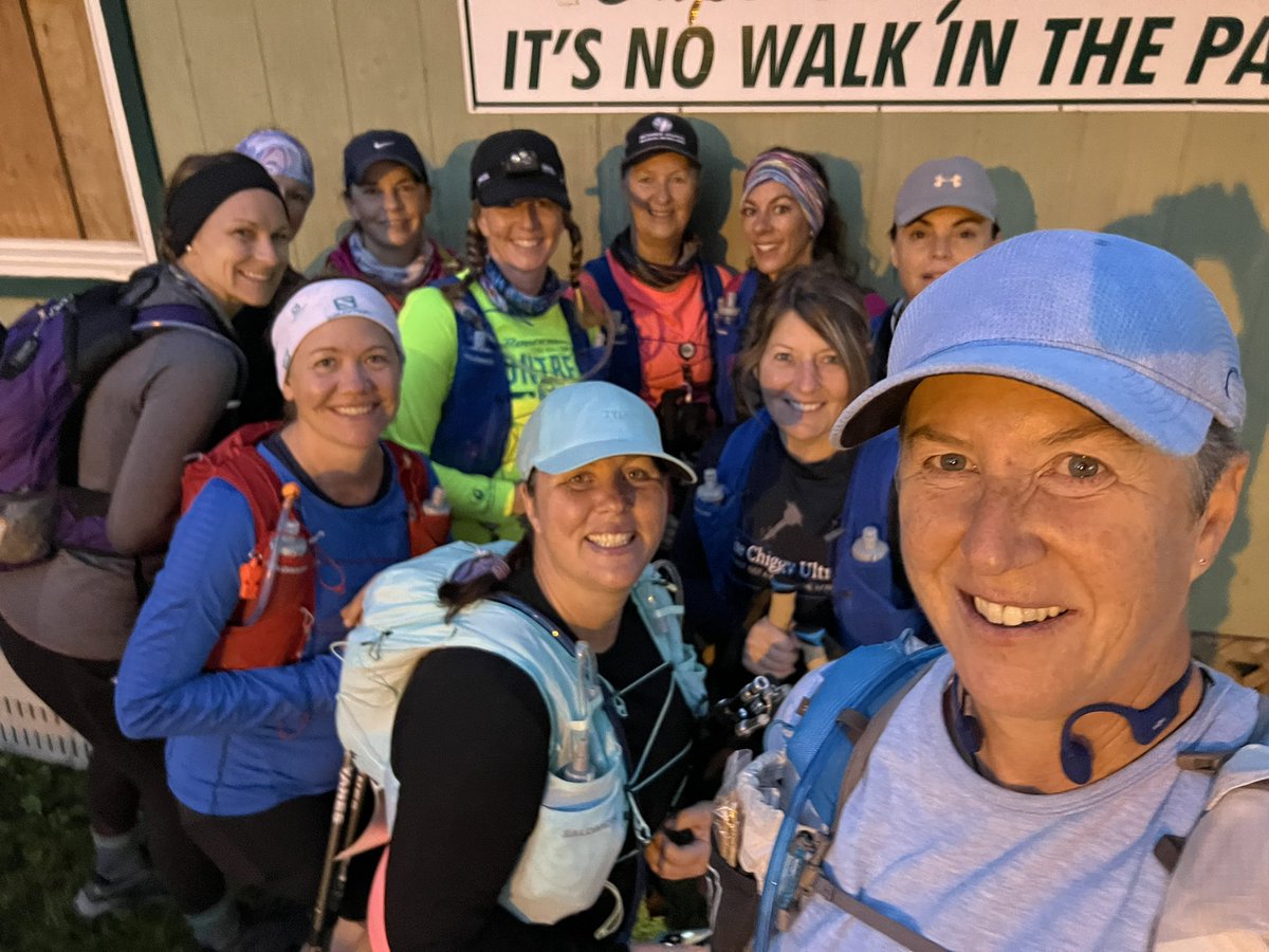 lynnannehogan's tweet photo. Surround yourself with amazing women & anything is possible #IslandGirls #ChiggyUltra #FirstUltra #Speedgoats @CapeChignecto @SalomonSports @rungoodr @YankySports @hoka https://t.co/VrCZRNyQ8L