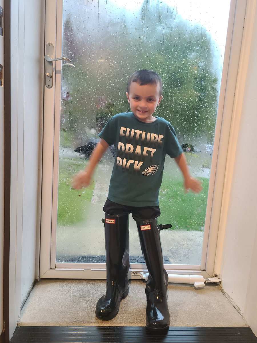 KAcq430's tweet photo. #EaglesNation #rainboots #anthonymichael @peteyacq https://t.co/ZiiVFAD1um