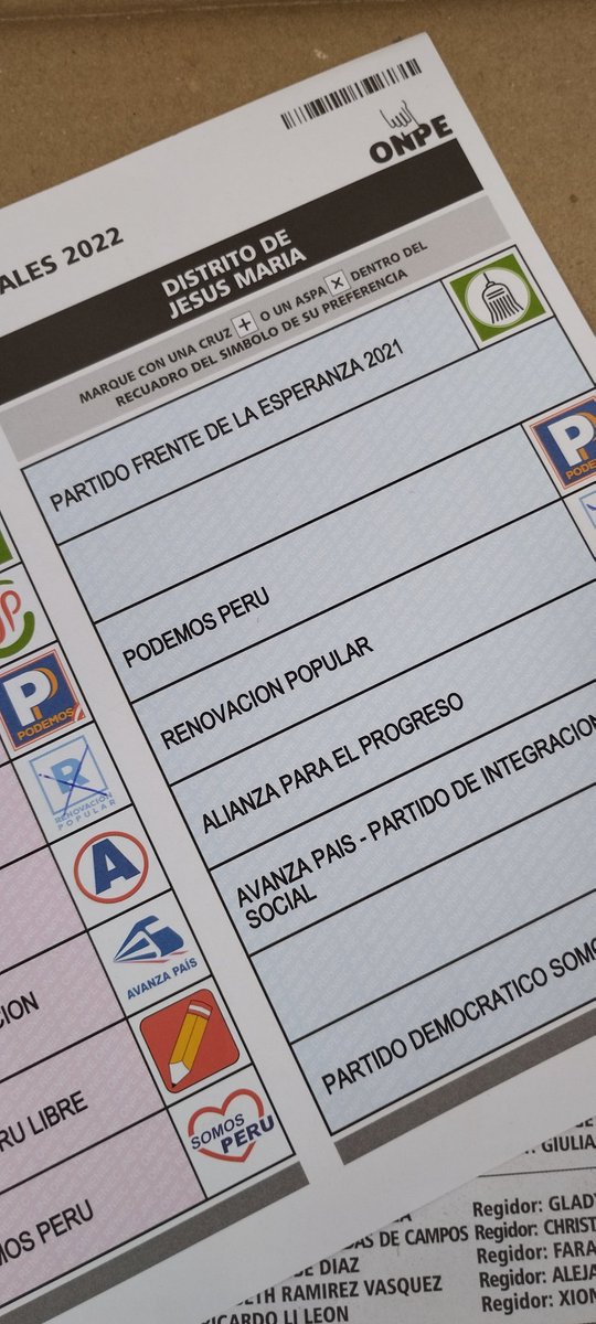KishamgPeru's tweet photo. @esquinabaja Esta es mi cartilla y soy diseñadora gráfica y eh trabajado pre imprenta y esto no es un error de muestra de color es netamente que se mando el archivo de esta manera por qué si fuera problema de color (CMYK) fallaría en color en todos! @rlopezaliaga1 https://t.co/JG2QmLhoGE