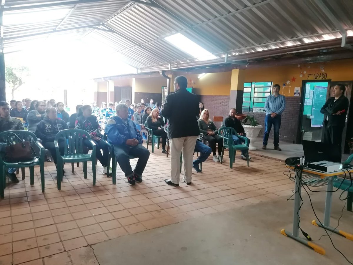 IsocPy's tweet photo. #Ciberseguridad para padres y alumnos. Riesgos y #Ciberadicciones en #Internet en el Col. Tajy Loma. #RedesComunitarias https://t.co/dHrdYKmZ4l