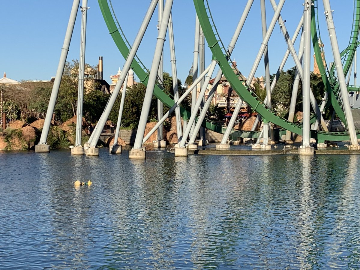 AndrewOfPeace's tweet photo. One of the sneetches are floating away @UniversalORL https://t.co/9ydhFumJZV