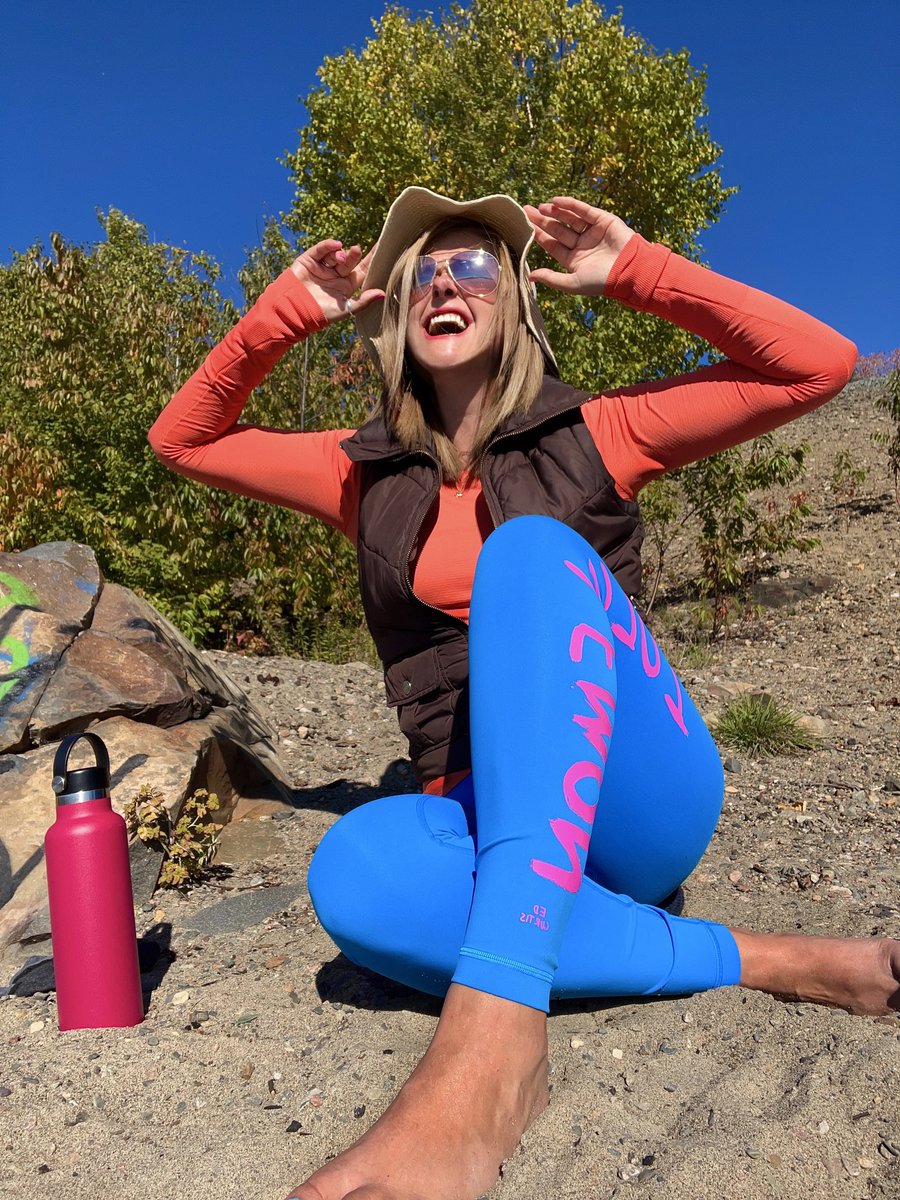 HeyItsMeMissJT's tweet photo. Beachin' it on this beauty October day. #HikeToTheBeach #SundayVibes #NorthernOntarioLiving #PortageBeach #OutsideAllDay #OutdoorFitness #ILoveFallMostOfAll #AutumnStateOfMind #CardioOnTheBeach #IslandInTheSun πβοΈππππ₯Ύ https://t.co/ymNz7IqvI6