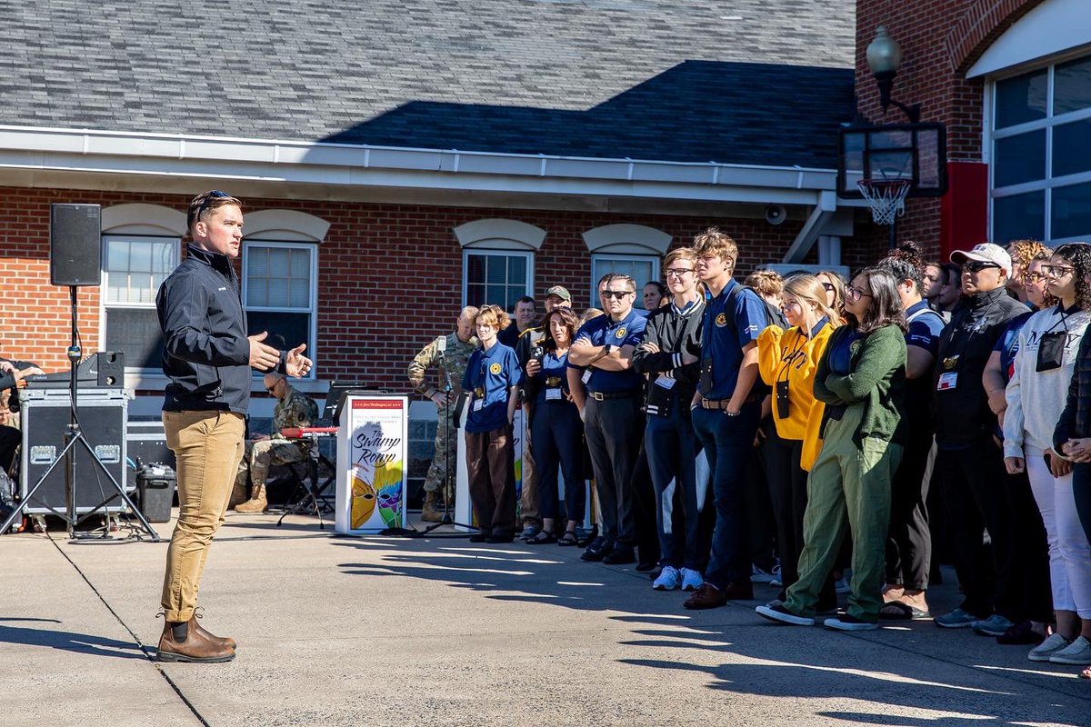 ArmyDrillTeam's tweet photo. Another day, another drill!
On Wednesday, the IAFF Burn Camp visited Ft. Myer’s Fire Station, where we performed a sports drill! Afterwards, the team got to meet the crowd and talk about life as soldiers, and drillers. It was an honor to perform for you all! 

#USADT #Army #Drill https://t.co/tDIh6opGSY
