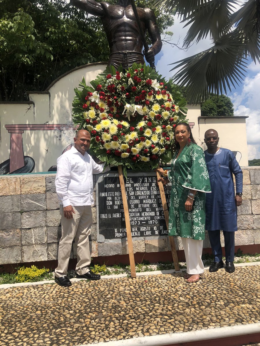 FRemarck13's tweet photo. #Yanga - Le Maire m'a remis les clés de la Ville pour la #CIV225 .
Et je l'ai rassuré: Yanga n'est plus seule car " les pieds ne vont pas là où le coeur n'est pas".
@DjerouLy Ambassadeur 🇨🇮 au 🇲🇽
#MIN_CF 
@CI_Diplomatie 
#Gouvci
#FrançoiseRemarck @Kandiacamara_Of 👏👏 https://t.co/TL7f7e7RSh