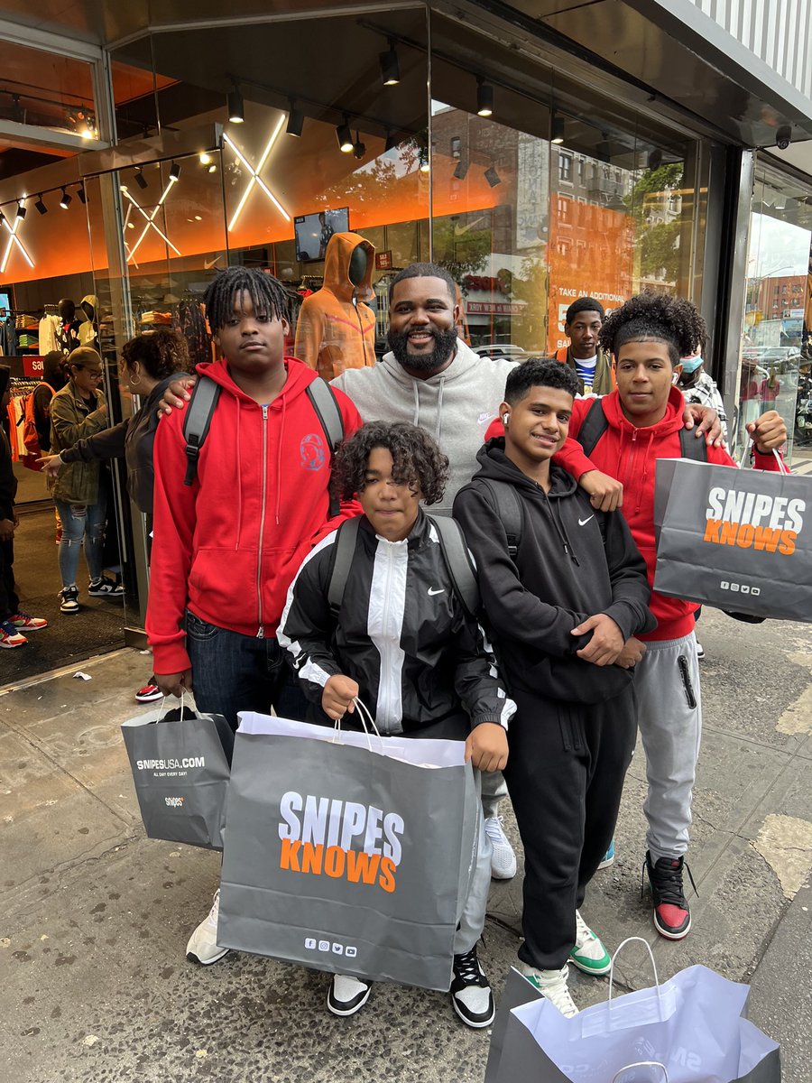 What an amazing collaboration with Nike, Snipes and The Holmes Experience. Together we were able to give away 50 iPads, provide a shopping experience with gift cards and offer free breakfast for 50 families. <a href="/Nike/">Nike</a> <a href="/snipes_usa/">SNIPES_USA</a>