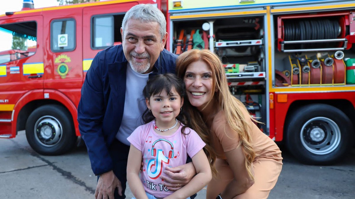 jorgeferraresi's tweet photo. ¡Qué gran fiesta popular vivimos en el #OrgulloDockSud! 

Recorrimos los stands con @AleChornobroff y @magdysierra. Participaron las instituciones de la localidad y muchos vecinos y vecinas. https://t.co/rWRWcM2euh