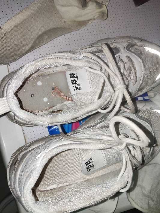 lin912666's tweet photo. 这双鞋子跟袜子堪比极品，这是个初三学生的，家���妹妹放假了（但是我对我妹的没兴趣）我妹本人初三，今天家里来了个他的同学，刚拖下来进来屋子里面就轮到我下手了，又酸又臭，真的欲罢不能直接射满，（我只想找个石家庄同好我不会卖任何东西不会强制推销） https://t.co/KoLx1OkayG
