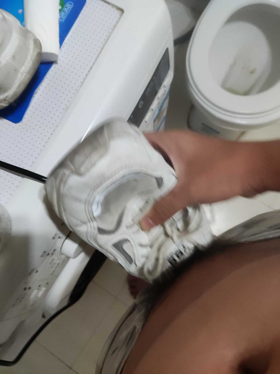 lin912666's tweet photo. 这双鞋子跟袜子堪比极品，这是个初三学生的，家���妹妹放假了（但是我对我妹的没兴趣）我妹本人初三，今天家里来了个他的同学，刚拖下来进来屋子里面就轮到我下手了，又酸又臭，真的欲罢不能直接射满，（我只想找个石家庄同好我不会卖任何东西不会强制推销） https://t.co/KoLx1OkayG