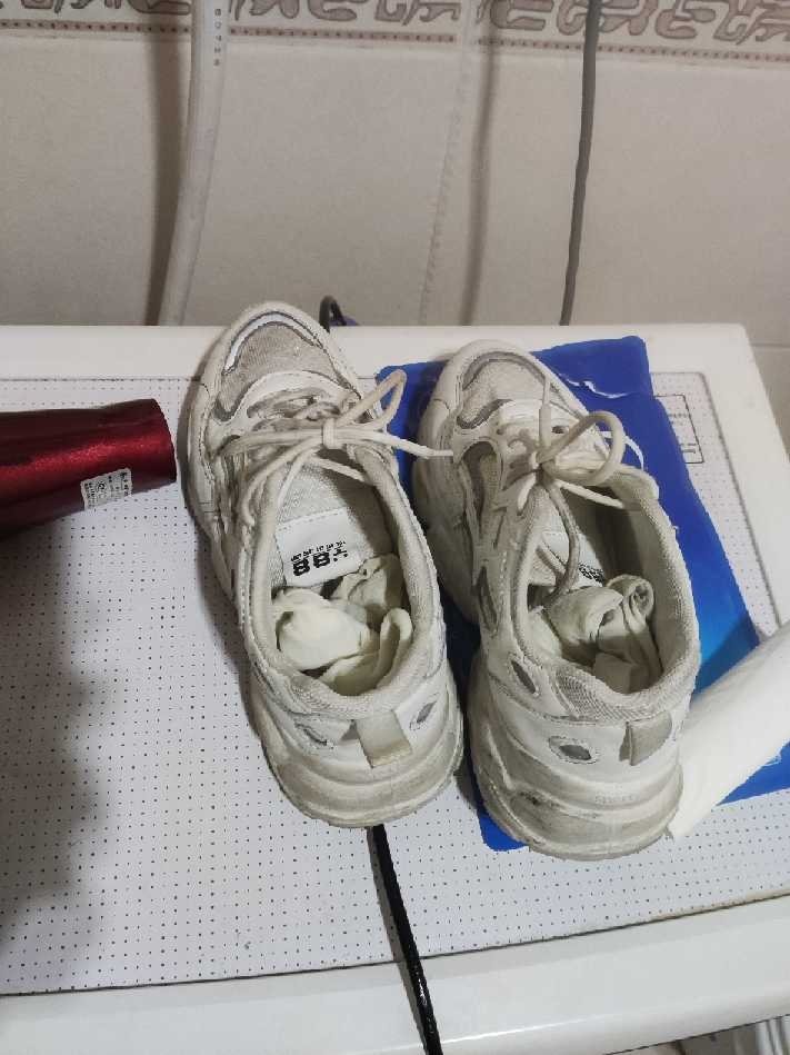 这双鞋子跟袜子堪比极品，这是个初三学生的，家里妹妹放假了（但是我对我妹的没兴趣）我妹本人初三，今天家里来了个他的同学，刚拖下来进来屋子里面就轮到我下手了，又酸又臭，真的欲罢不能直接射满，（我只想找个石家庄同好我不会卖任何东西不会强制推销）