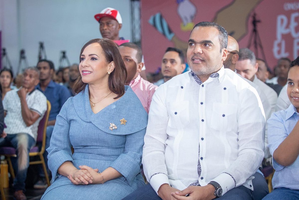 KarenRicardoC's tweet photo. Gracias a mi familia por ser mi roca.❤️🙏🇩🇴 

A mi esposo❤️, a mi madre, mi abuela, mis hermanos, tíos, primos y mi pequeño jefe de campaña, 😍😄que hizo un 6️⃣ con las manos invitando a votar por su mamá (el dice que el mensaje es para los padres de sus amiguitos). ❤️ 
#Vota6 https://t.co/oAgVcdj93X