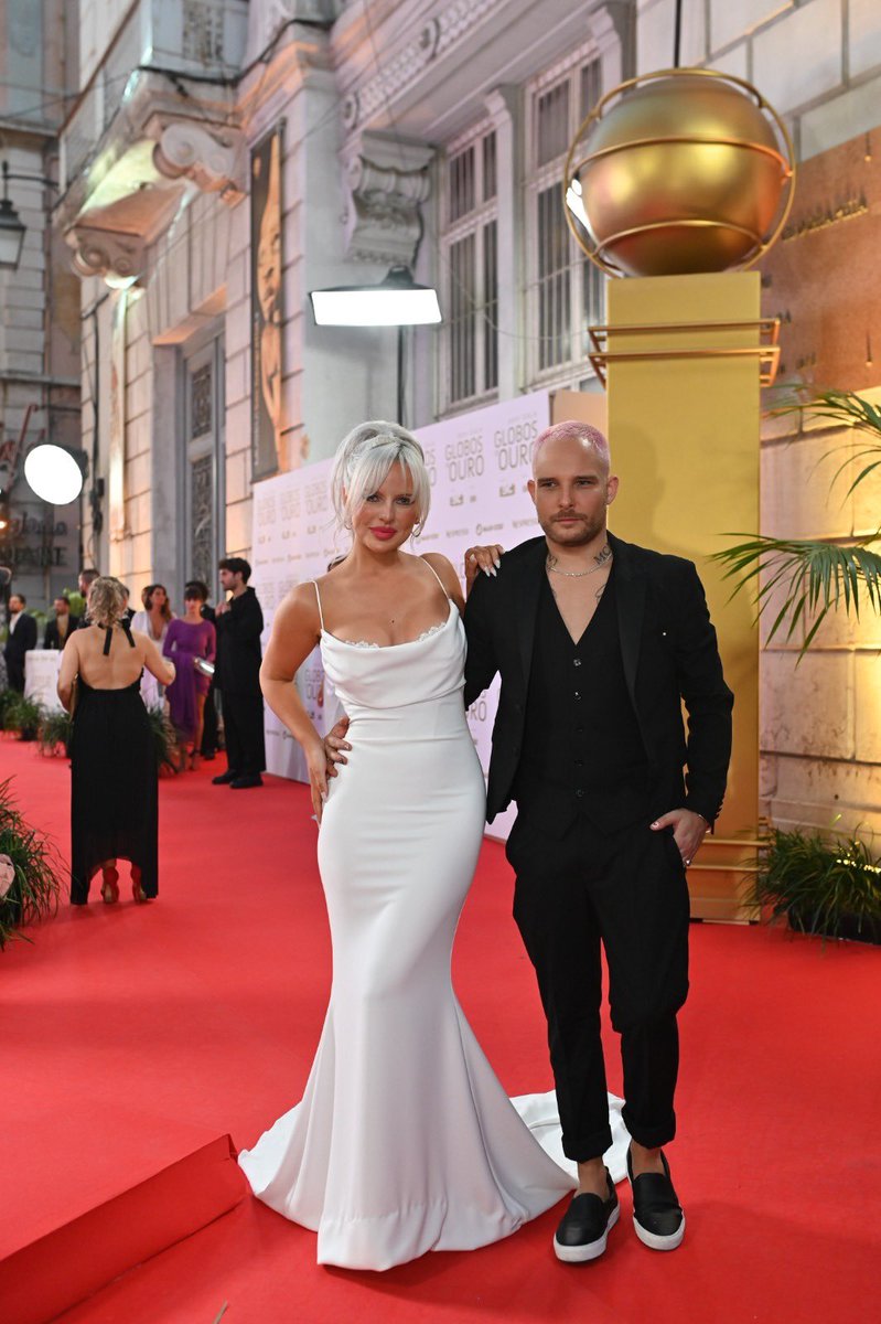 Quer dizer, dizem-nos para cortar no plástico e mandam pessoas em PVC?
#globosdeouro