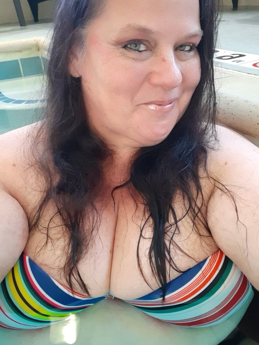 Relaxing at the hotel pool for a while before I head back to my room to get ready to go live on @OnlyFans<a href="/tag/bigbootyproblems"class="tags"><span>#bigbootyproblems</span></a>