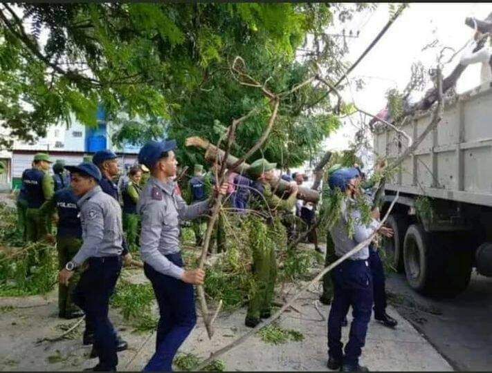 Domingo de batalla por #Cuba, en ciudades, calles, caminos, zonas rurales. Sin pesimismo, sin desaliento, con mucho empeño por avanzar, porque cada día logremos arrancar un pedacito a los problemas. #Cuba #FuerzaCuba