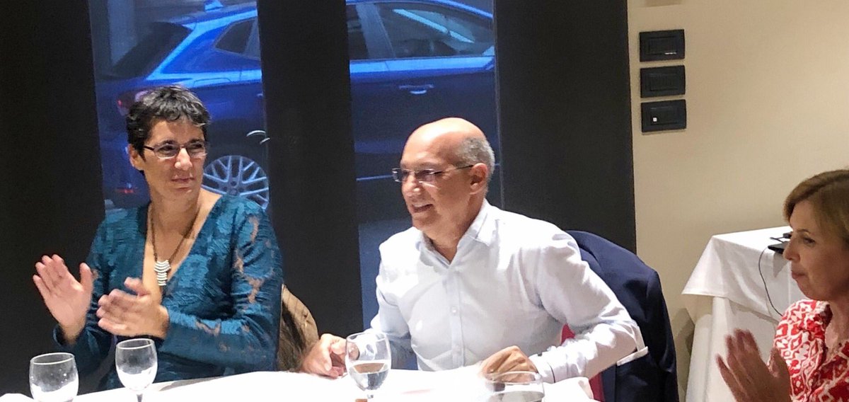 iesbparmas's tweet photo. 🆕El viernes 30 de septiembre se vivió un esperado reencuentro acompañado del emotivo homenaje de despedida que el profesorado del IES Benito Pérez Armas quiso ofrecer a Miguel Ángel Padrón Almenara, recientemente jubilado. https://t.co/YYA9p7XFMs