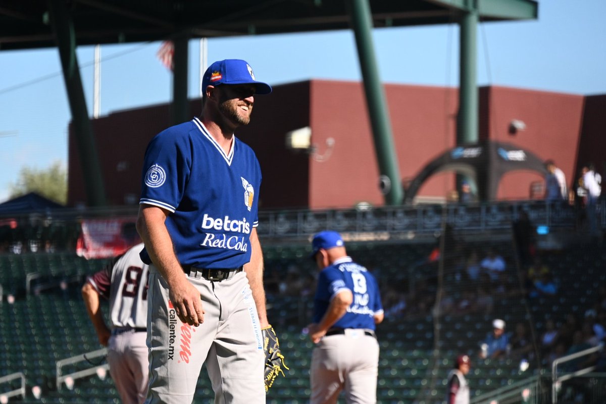 ⏳️Se van 3 entradas completas en el Sloan Park y la pizarra entre Yaquis de Obregón y Tomateros marca 4-0 para la Tribu🏹 Sale del terreno Mitch Lively y entra Alex Carrasco Attaboy!! #PuroYaquis