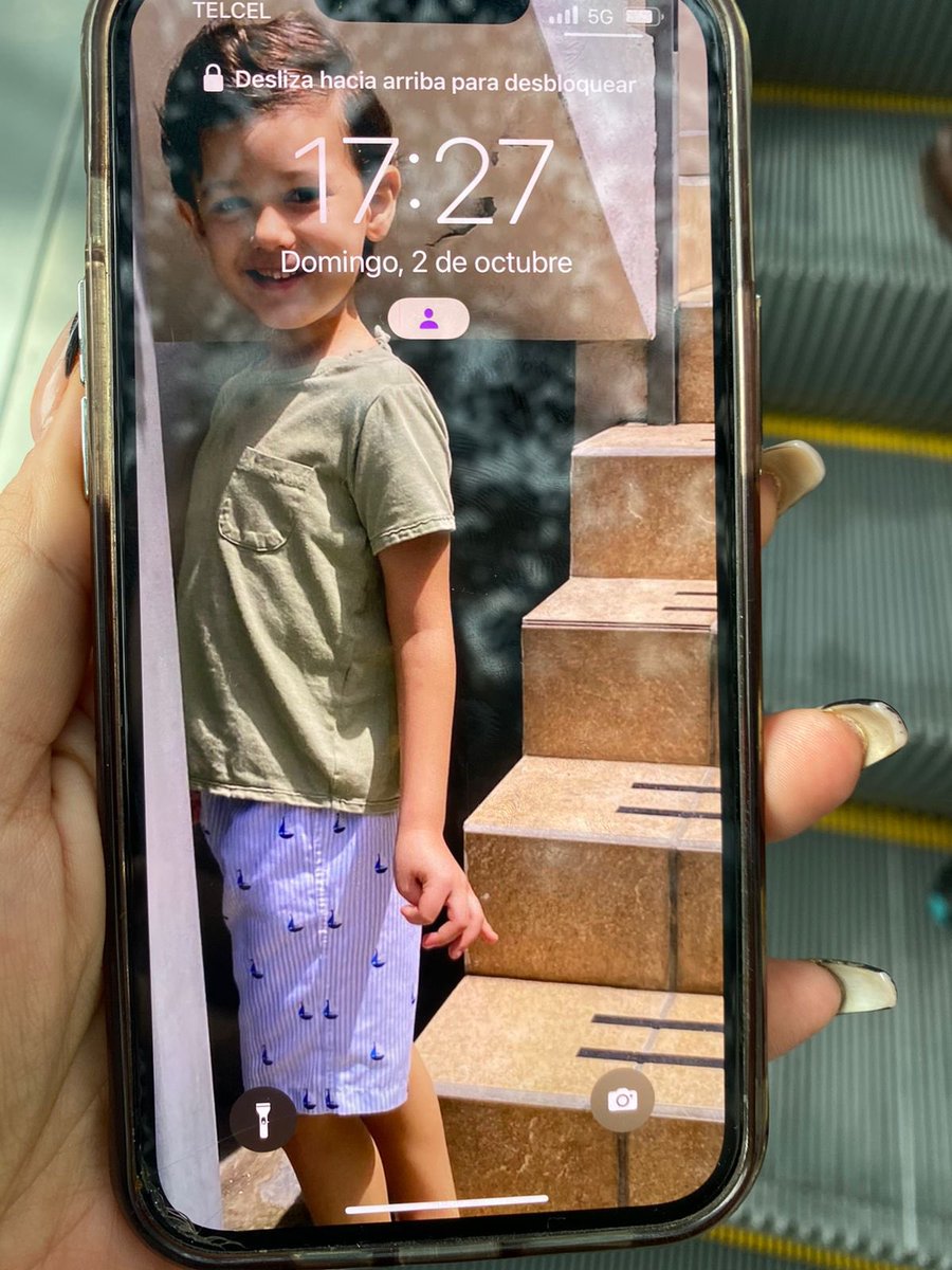 soyEsramgdl's tweet photo. Mi prima estaba comiendo en andares y empezó la balacear… dice que unas chavas salieron corriendo y tiraron el celular… si conoces a la dueña… dile que llame la cel… mi prima sigue encerrada en la cocina de un restaurante en plaza andares Zapopan …. https://t.co/cxQgFNUMnV