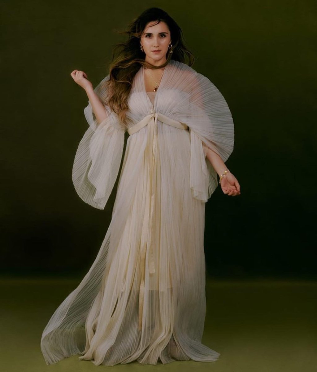 mayitanajera's tweet photo. Diganme si no ven a la Diosa mas hermosa q existe en estas fotos??? @DulceMaria hermosa gatita😍😍 y aprovecho los invito a seguir escuchando #LAQUEUNDIATEAMÓ https://t.co/SOCbJN21iI