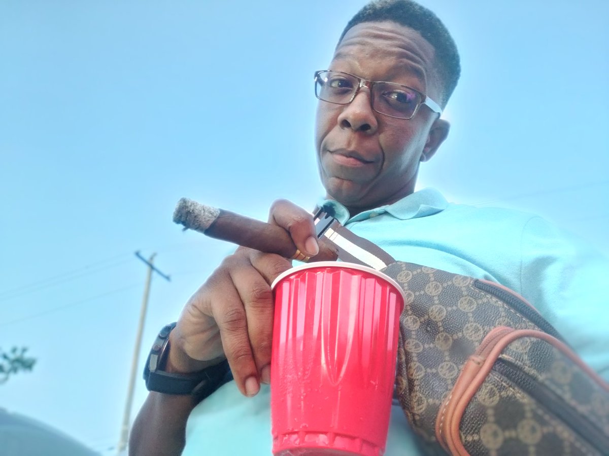 bigbart718's tweet photo. Wanna Chill With The BIG Boys!?!
#bigbart #cigars #cigar #cigarlife #cigarlifestyle #cigaraficionado #ember #embers #embersgy #emberscigars #embersfinecigars #tallman #handsome #handsomeman #manbag #carnival #carnival2022 #cpl #cpl2022 https://t.co/bWwdfTVPRw